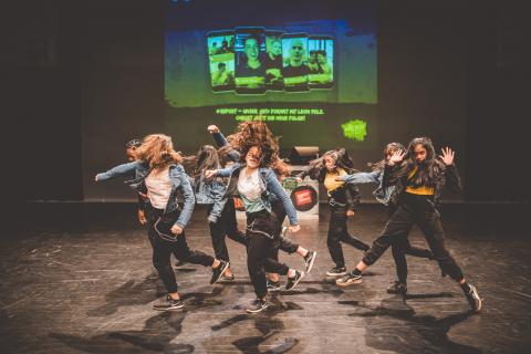 Tänzer auf der Bühne des School Dance Battles.