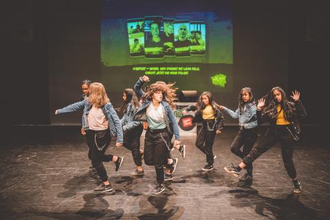 Tänzer auf der Bühne des School Dance Battles.