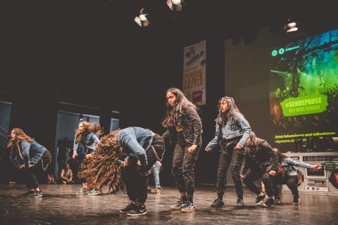 Tänzer auf der Bühne des School Dance Battles.