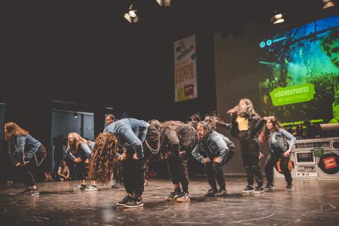 Tänzer auf der Bühne des School Dance Battles.