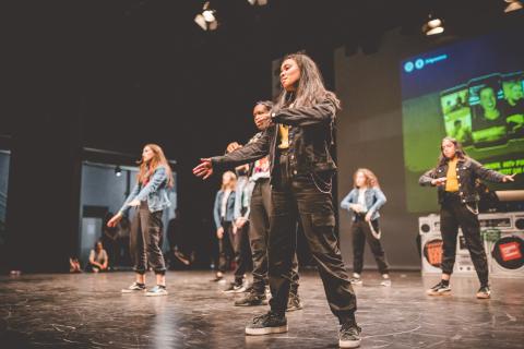 Tänzer auf der Bühne des School Dance Battles.