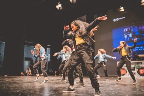 Tänzer auf der Bühne des School Dance Battles.