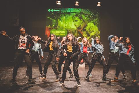 Tänzer auf der Bühne des School Dance Battles.