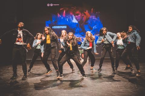 Tänzer auf der Bühne des School Dance Battles.