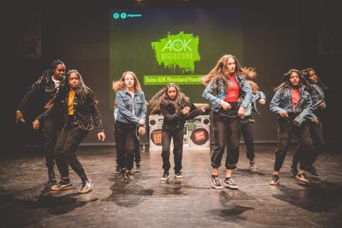 Tänzer auf der Bühne des School Dance Battles.