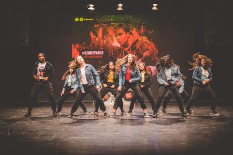 Tänzer auf der Bühne des School Dance Battles.