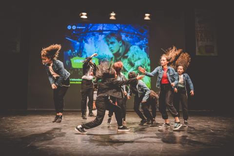 Tänzer auf der Bühne des School Dance Battles.