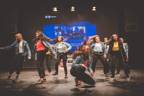 Tänzer auf der Bühne des School Dance Battles.