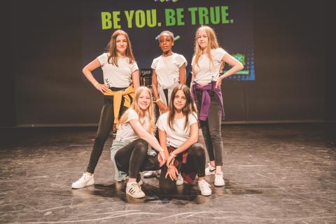 Tänzer auf der Bühne des School Dance Battles.