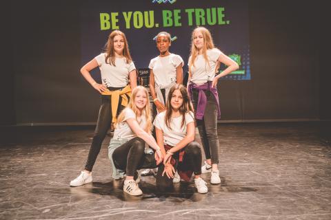 Tänzer auf der Bühne des School Dance Battles.