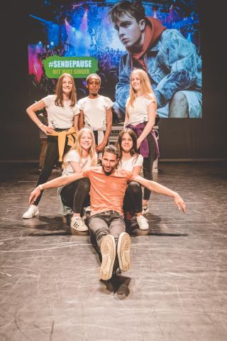 Tänzer auf der Bühne des School Dance Battles.