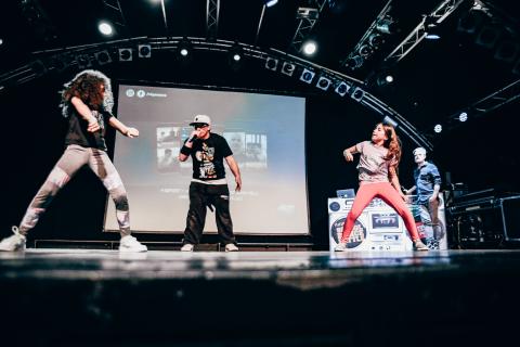 Moderator Siva und zwei Kinder beim Kids Battle