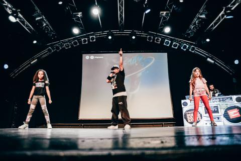 Moderator Siva und zwei Kinder beim Kids Battle