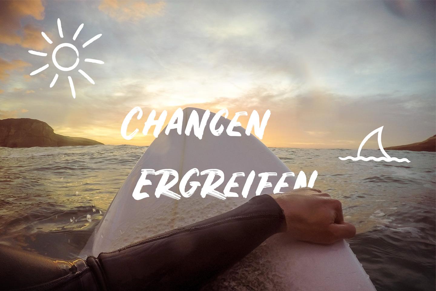 Chancen ergreifen: Surfboard halten