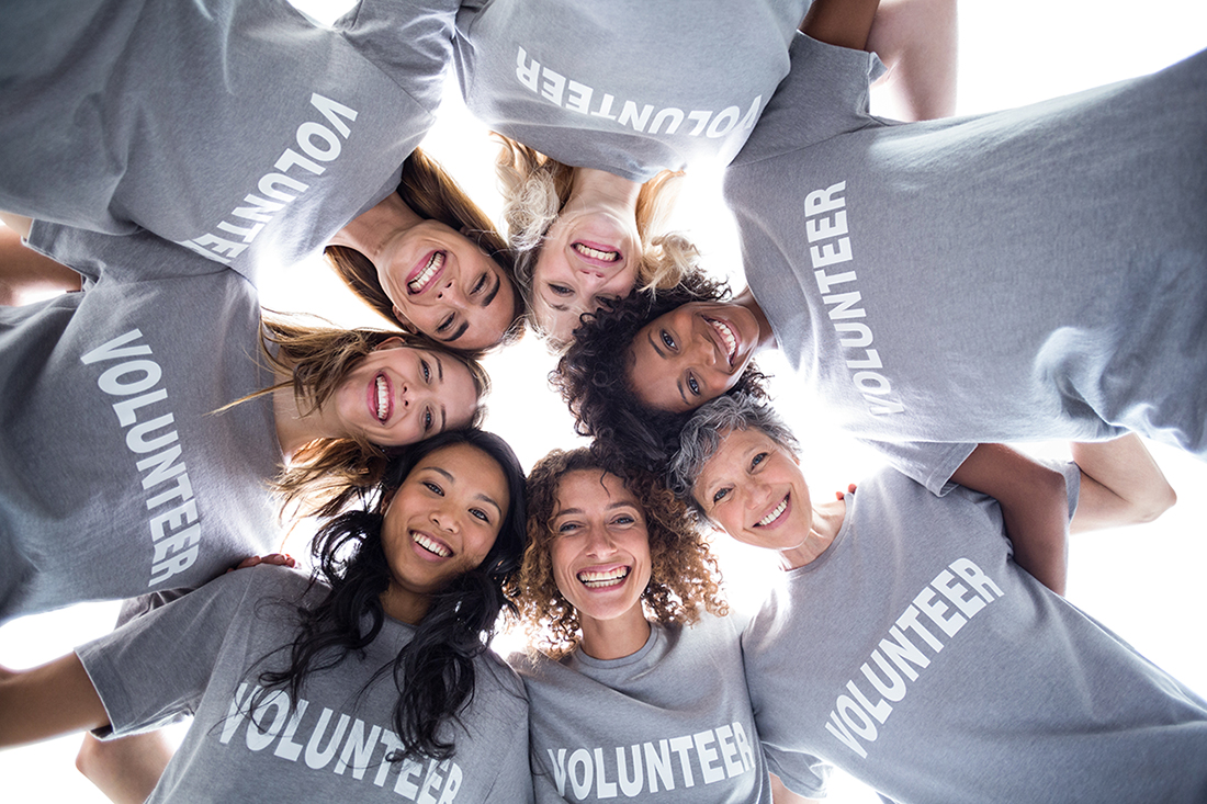 Eine Gruppe von Frauen trägt ein Team-Shirt: 