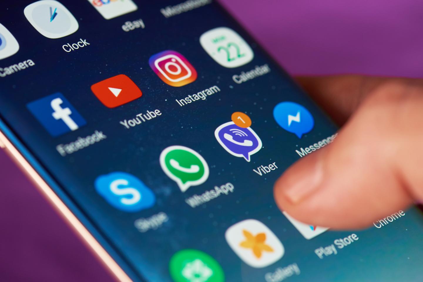 Zahlreiche App-Symbole auf einem Smartphone-Display