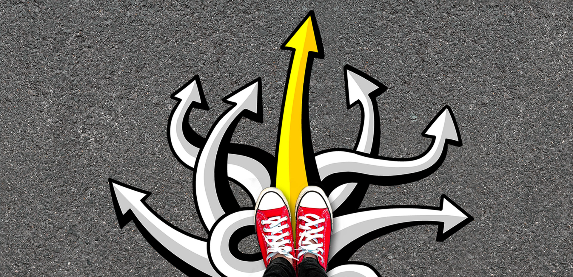 header-arrows-shoes Turnschuhe auf einer Vielzahl sich teilweise überschneidender Pfeile.