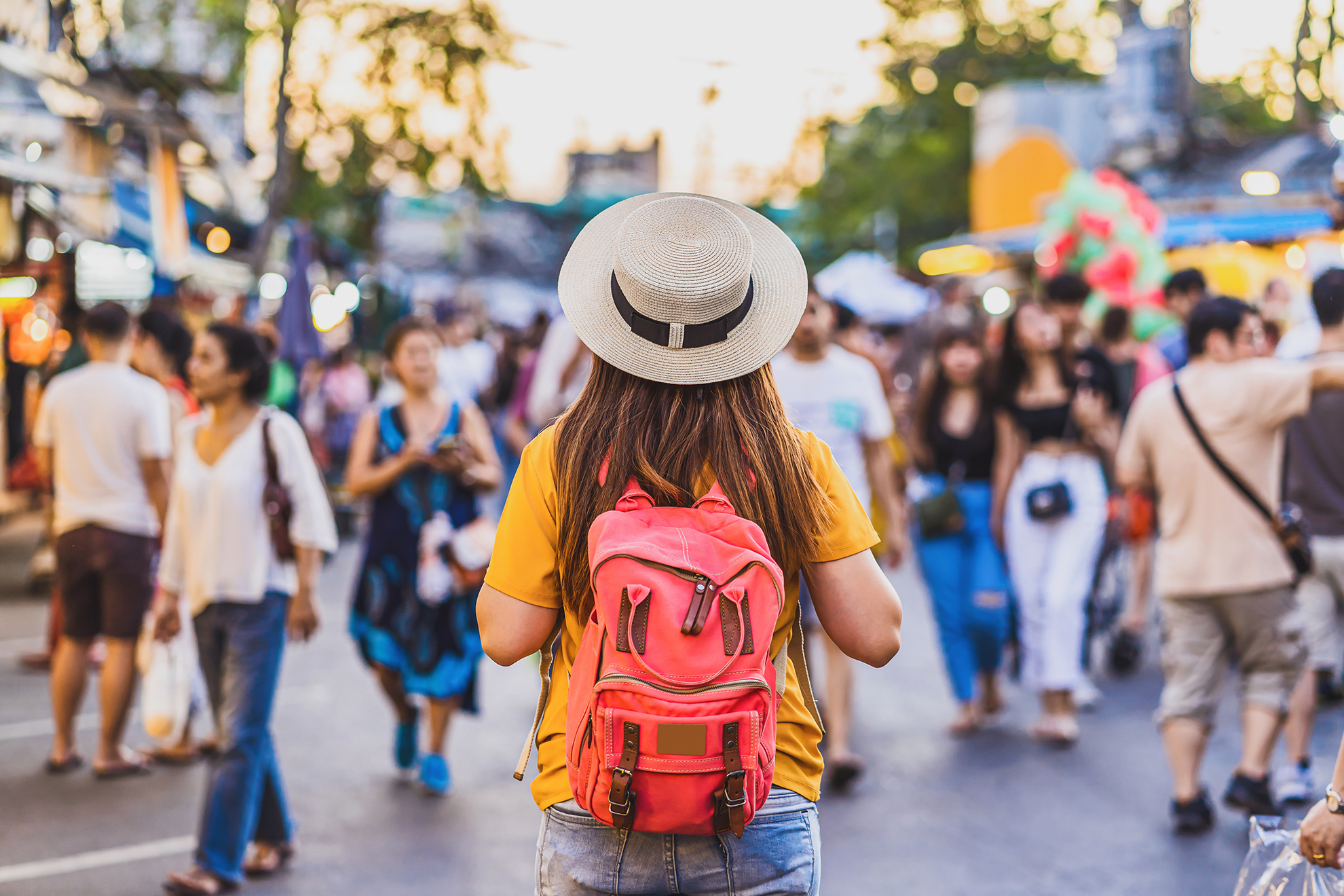 Eine junge Backpackerin erkundet die Straßen von Bangkok.