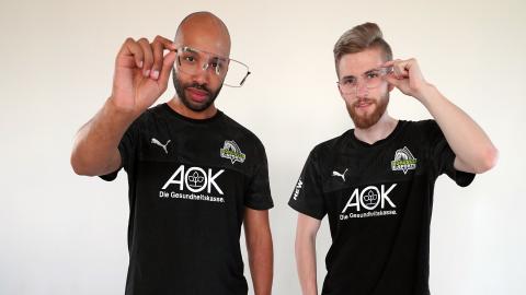 Yaya Blank und ein Spieler des E-Sports-Teams Borussia Mönchengladbach