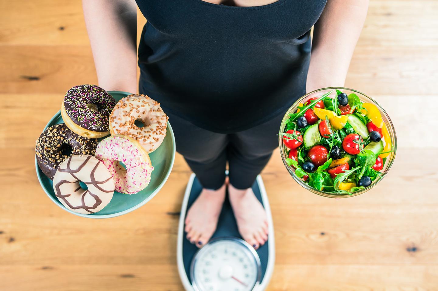 Süssigkeiten Gegen Obst und Gemüsse (Diät Konzept)