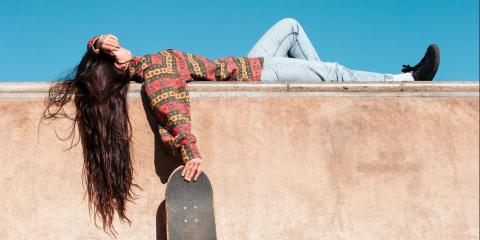 Skater Girl schläft auf Mauer