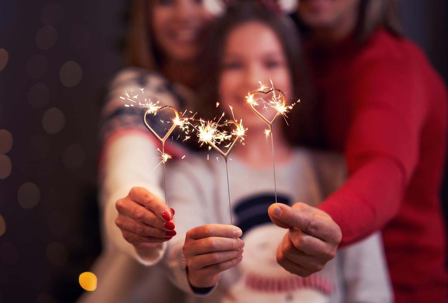 Familie mit Wunderkerzen in der Hand