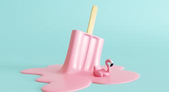 Pinkes Eis schmilzt auf türkisem Hintergrund; In der Eis-Lache schwimmt ein Flamingo