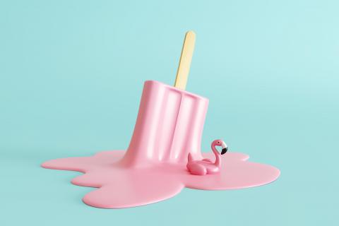 Pinkes Eis schmilzt auf türkisem Hintergrund; In der Eis-Lache schwimmt ein Flamingo