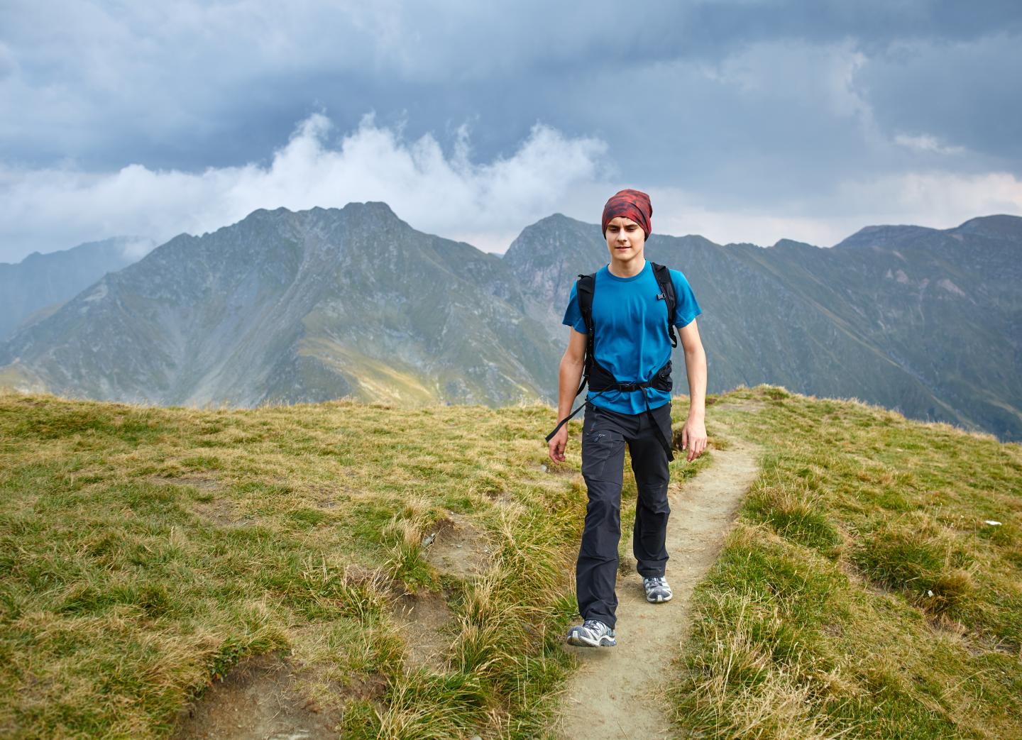 Teenager wandert alleine durch die Berge