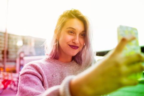 Junge Frau macht ein Selfie mit Beautyfilter