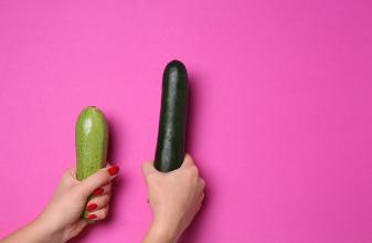 Frau hält Zucchinis als Sex-Symbole in der Hand