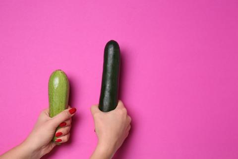 Frau hält Zucchinis als Sex-Symbole in der Hand