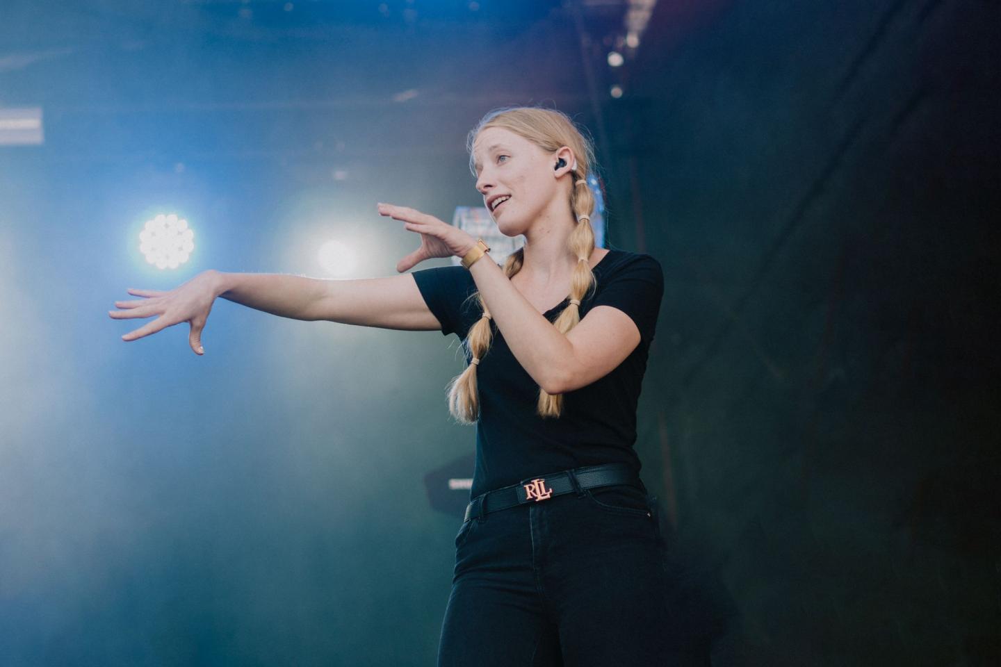 Cindy Klink beim Arbeiten auf der Bühne